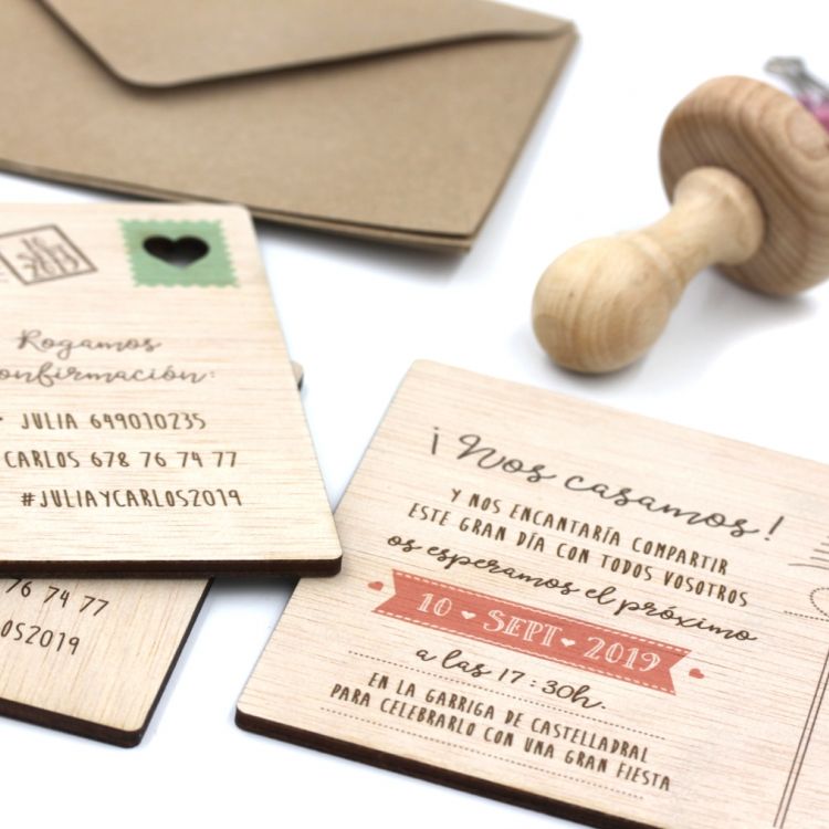 Invitación Modelo Postal de Madera