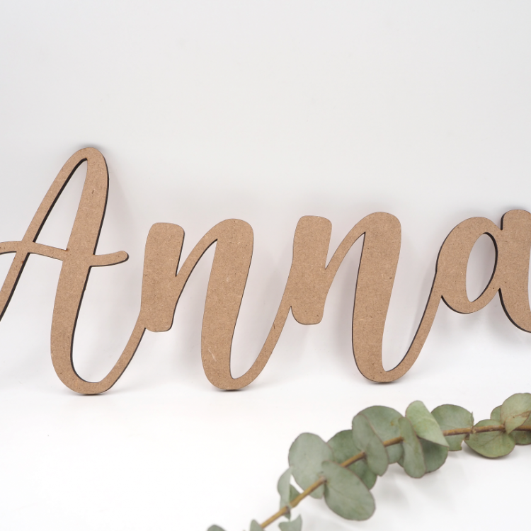 Nombres de madera para colgar en la pared