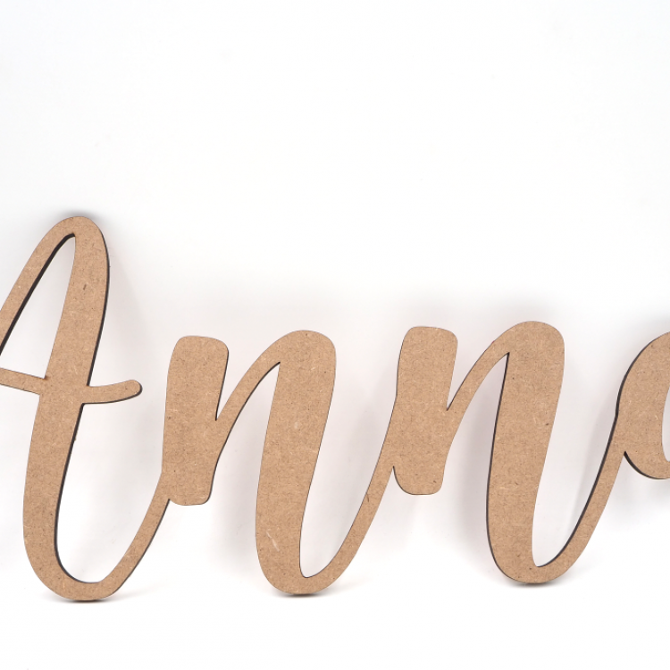 Nombres de madera para colgar en la pared