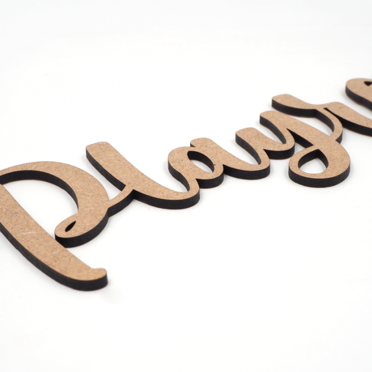 Nombres de madera para colgar en la pared