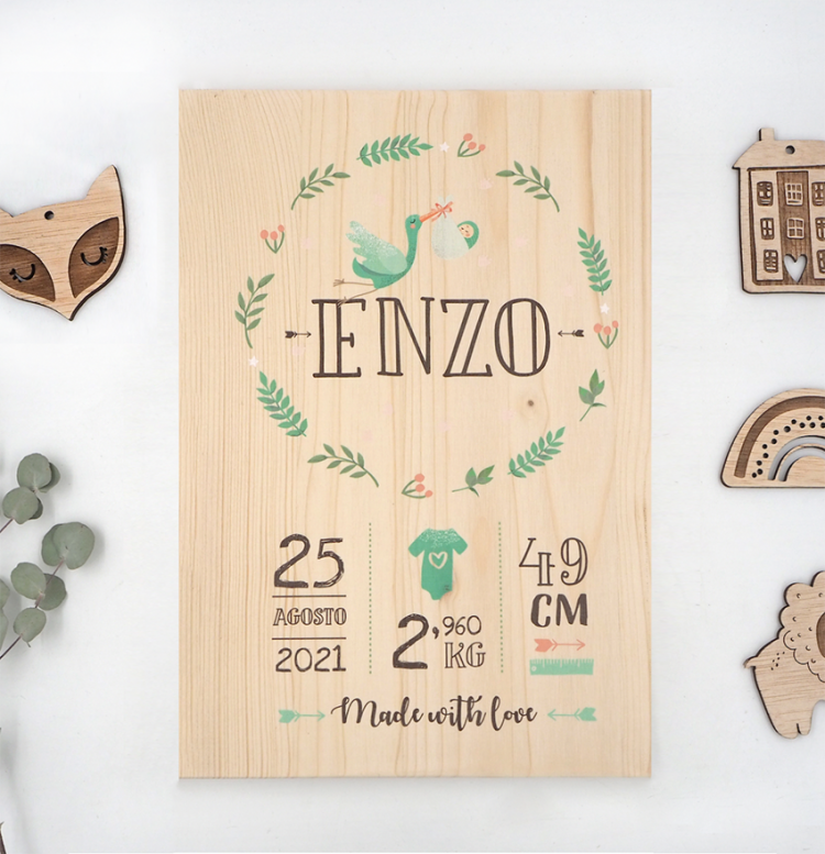 Madera de recuerdo del nacimiento del bebé con detalles florales